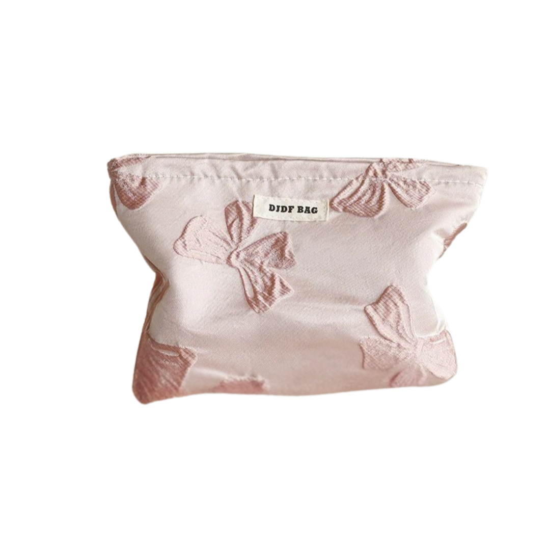 Close-up of the girly Blossom Bag with floral fabric and gold accents – a classic yet playful gift for her.